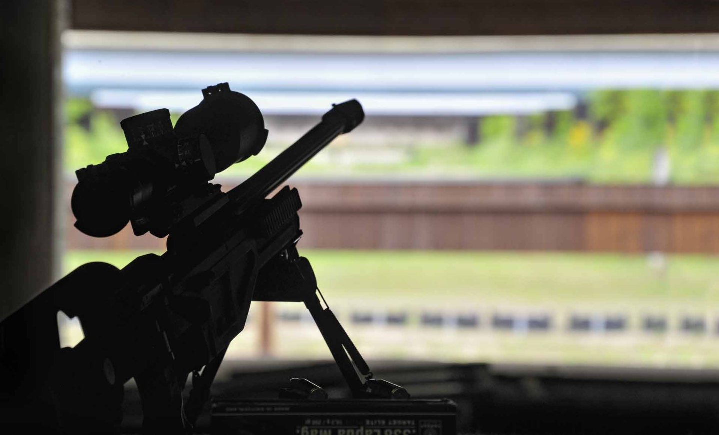 Ottica su una carabina al poligono di tiro