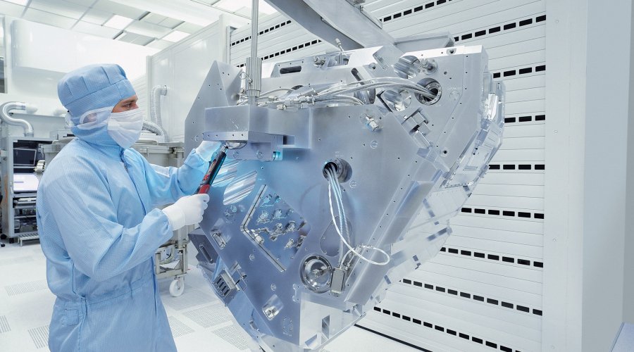 Operaio Zeiss opera un macchinario dell'impianto semiconduttori dell'azienda