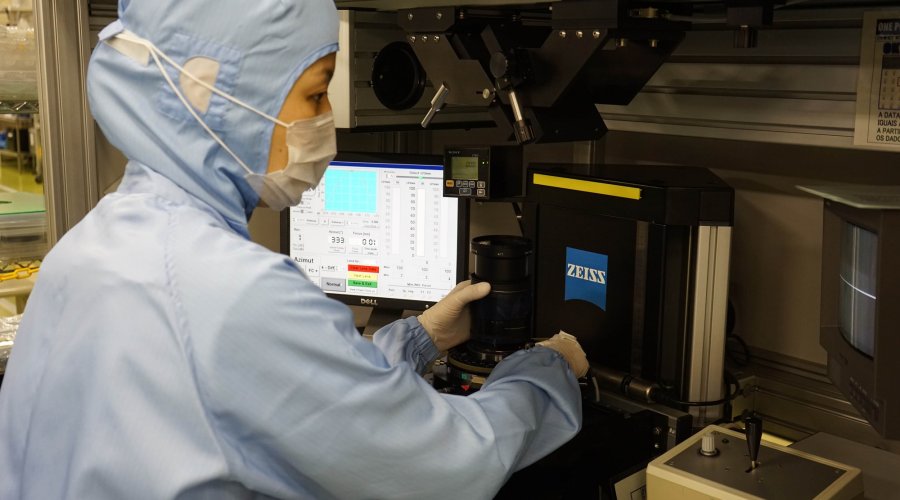 Operaia Zeiss ad un sistema di controllo della qualità delle ottiche