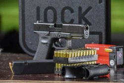 Test: in poligono con la GLOCK 45 calibro 9 mm, un incrocio tra la G17 e la G19 GLOCK 45 calibro 9 mm con caricatore e munizioni GECO