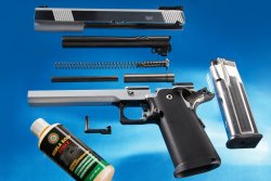 Test: STP Igel 6.0 LWD, una fuoriserie per il tiro sportivo La pistola STP Igel 6.0 LWD, smontata con i prodotti di pulizia Ballistol