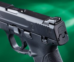 Smith & Wesson M&P 9 Shield calibro 9mm Vista posteriore con organi di mira della Smith & Wesson M & P Shield.
