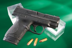 Smith & Wesson M&P 9 Shield calibro 9mm Smith & Wesson M&P 9 Shield vista laterale da destra, con cartucce davanti all'arma.