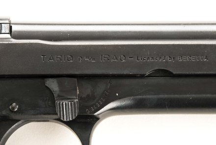 Scritte sul lato destro del carrello della pistola Beretta Tariq