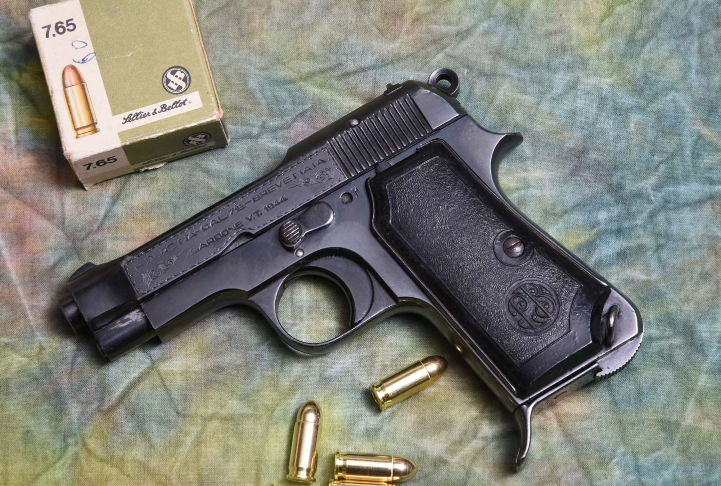 La pistola di Hugo Isebarth Beretta 35 con munizioni 7,65