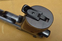 Bernardelli Modello 69 calibro .22 Long Rifle Sgancio caricatore sull'impugnatura della pistola Bernardelli 69