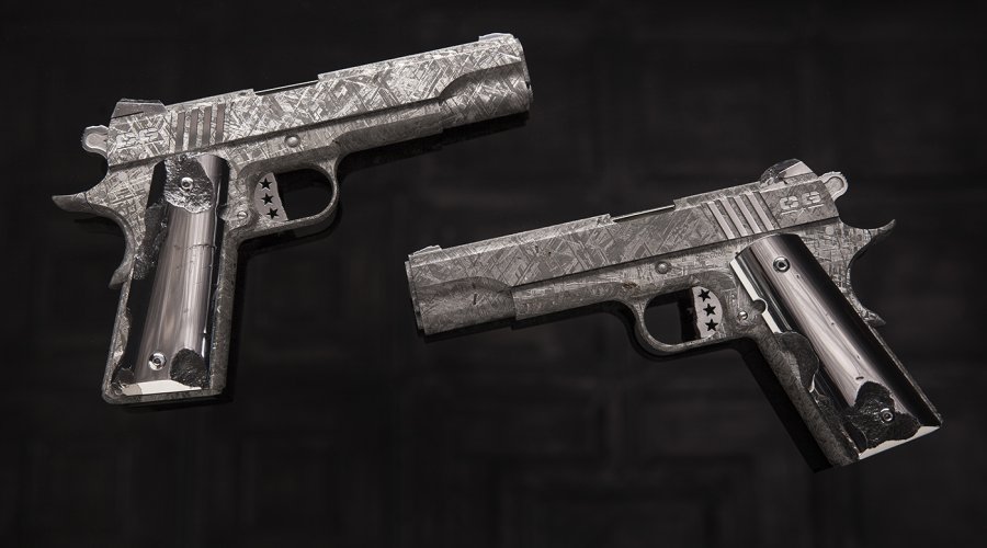 Coppia di pistole semi-automatiche Cabot Guns "The Big Bang pistols set", viste dai due lati