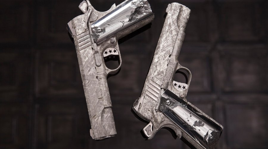 Coppia di pistole semi-automatiche Cabot Guns "The Big Bang pistols set", viste dai due lati