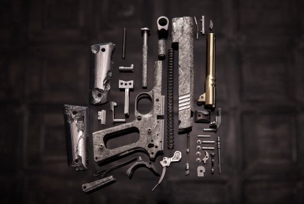Cabot Guns "The Big Bang pistols set": le pistole di meteorite Pistola semi-automatica Cabot Guns "The Big Bang pistols set", completamente smontata