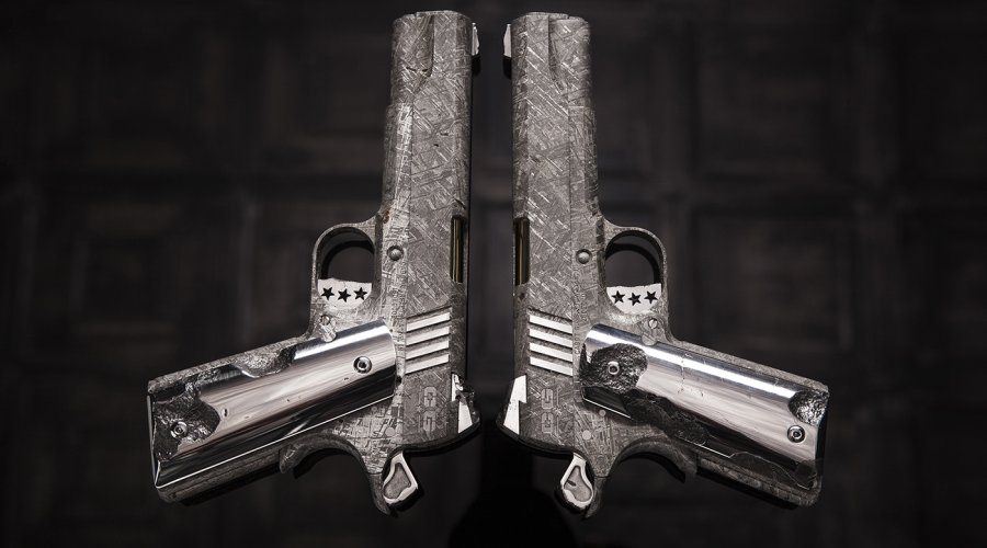 Coppia di pistole semi-automatiche Cabot Guns "The Big Bang pistols set", viste dai due lati