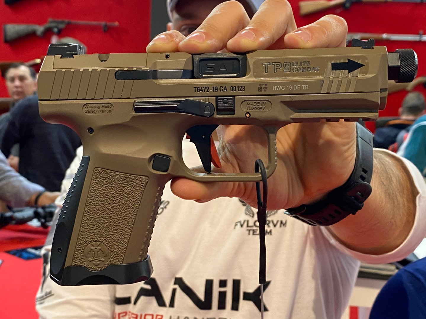 Canik TP9 Elite Combat calibro 9x21 nella versione Coyote (color sabbia)