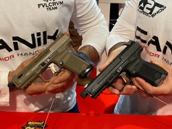 Canik TP9 Elite Combat calibro 9x21, versatilità tattica Le due pistole Canik TP9 Elite Combat calibro 9x21 nella versione Coyote e nella versione nera