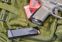 Canik TP9 Elite Combat Desert 9x21 Impugnatura e caricatore della pistola Canik TP9 Elite Combat Desert 9x21