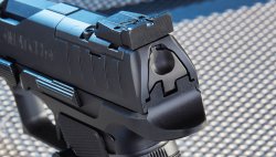 Black Ribbon: una Walther P5 in edizione speciale Tacca di mira regolabile della Black Ribbon