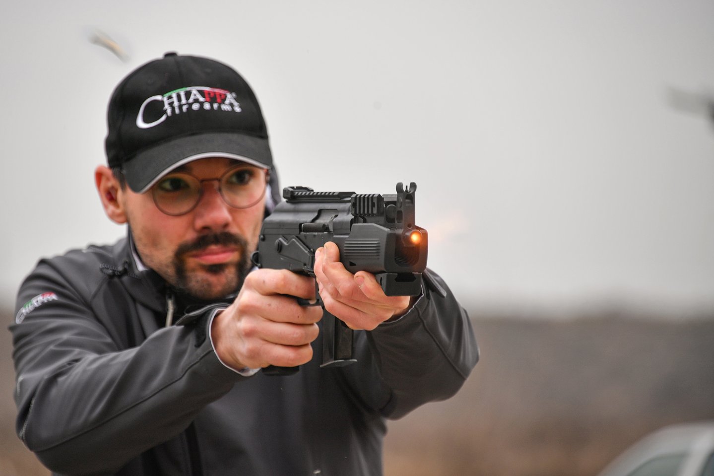 Pistola calibro 9 Chiappa AK-9 Pistola calibro 9 Chiappa AK-9 al tiro