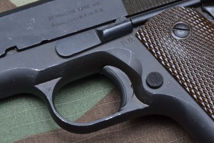 Colt 1911A1: come smontarla e rimontarla senza rovinarla Dettaglio sull “idiot mark” cioè il marchio dell'idiota sulle pistole Remington e Ithaca.