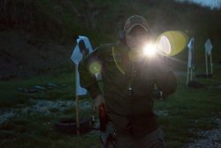 Tecnica uso torcia operatore specializzato con arma e pistola di notte