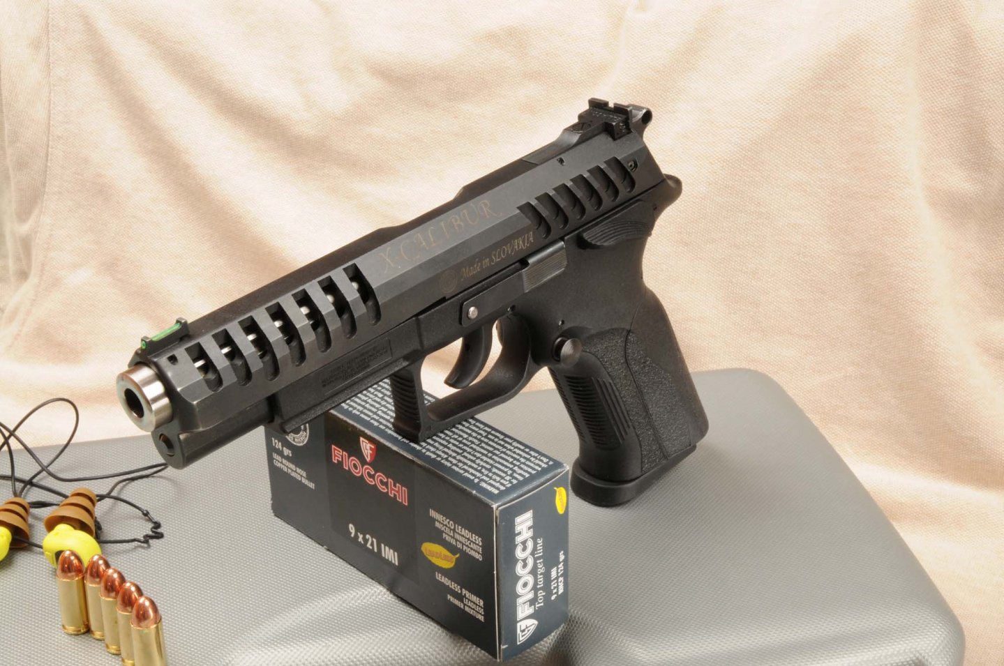 Grand Power X-Calibur Pistola Grand Power X-Calibur con munizioni Fiocchi