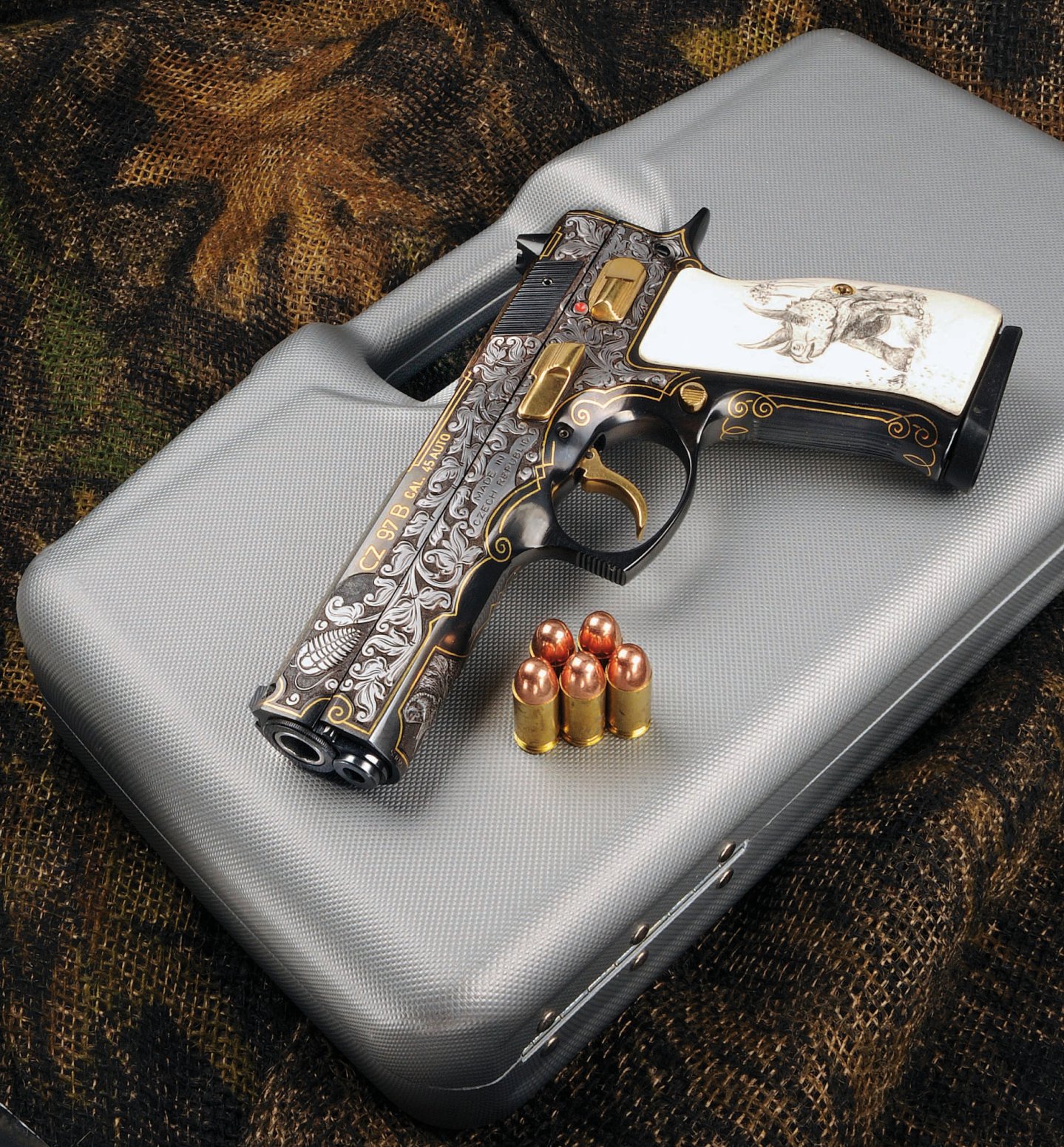 Cz Jurassic Park Una pistola Cz 97 B Jurassic Park in calibro .45 Acp