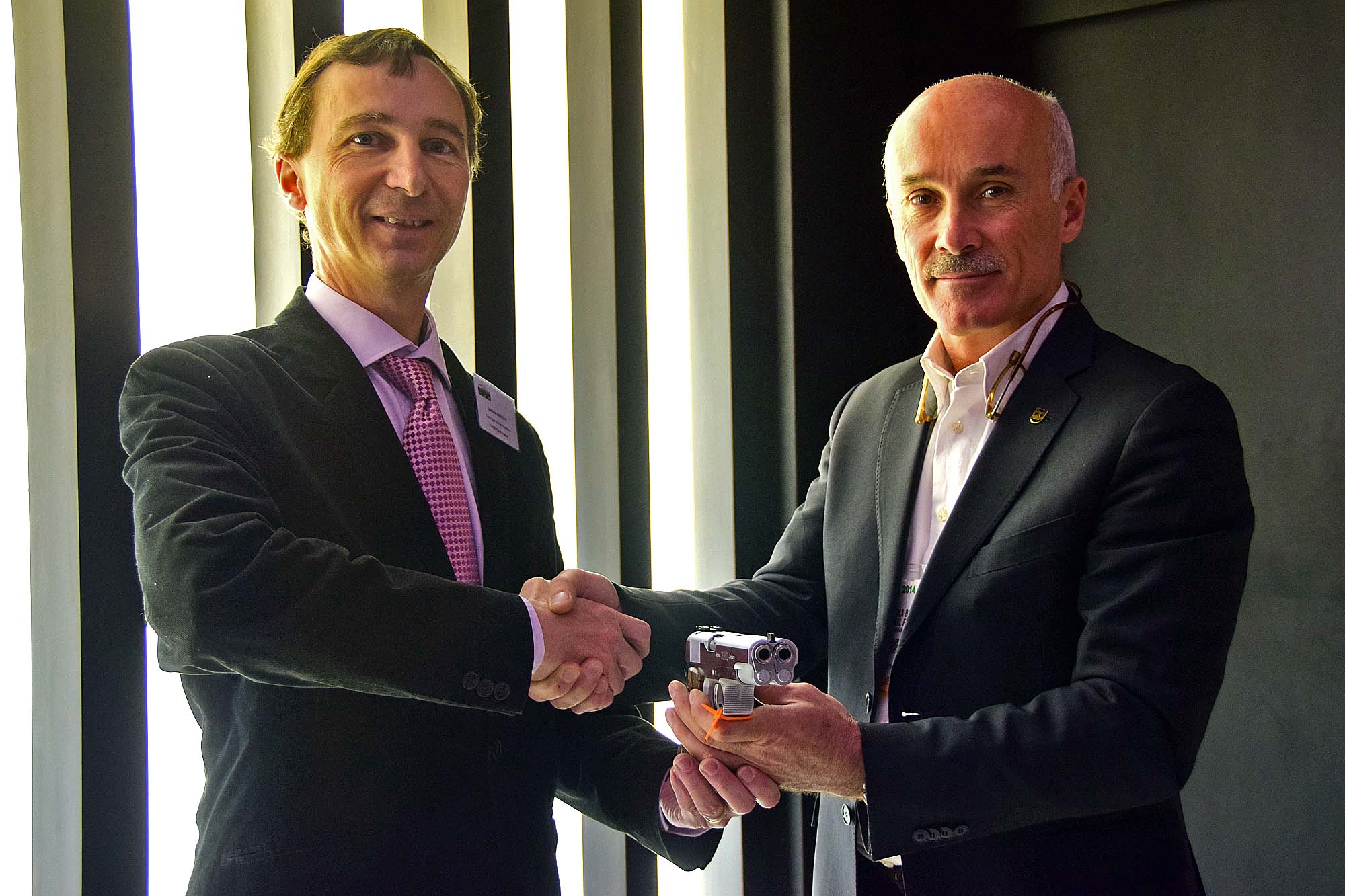 arsenal-firearms: Arsenal Firearms e Cybergun: firmato l'accordo per le repliche softair!