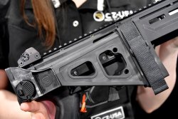 Pistola CZ Scorpion EVO 3 S1 con Flash Can Calcio pieghevole della CZ Scorpion EVO 3 S1 con Flash Can