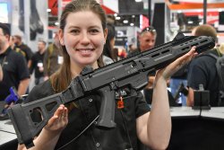 Nuovi prodotti da CZ: Scorpion EVO 3 S2 versioni compatte Pistola CZ Scorpion EVO 3 S1 con Flash Can