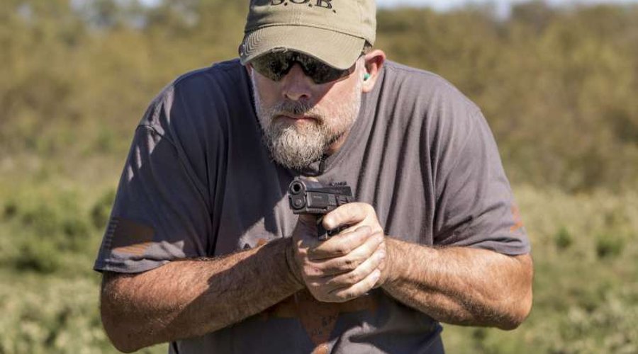 Il tiratore ed ex-militare statunitense John "Shrek" McPhee testa la pistola semi-automatica CZ P-09