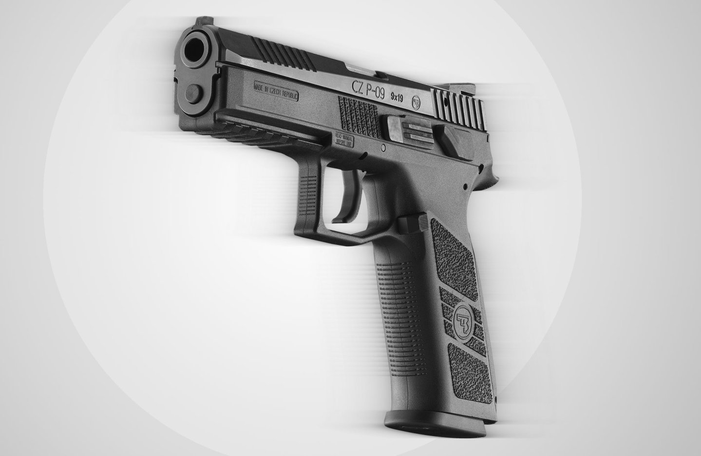 La CZ P-09 alla prova di... Shrek! Il tiratore ed ex-militare statunitense John "Shrek" McPhee testa la pistola semi-automatica CZ P-09