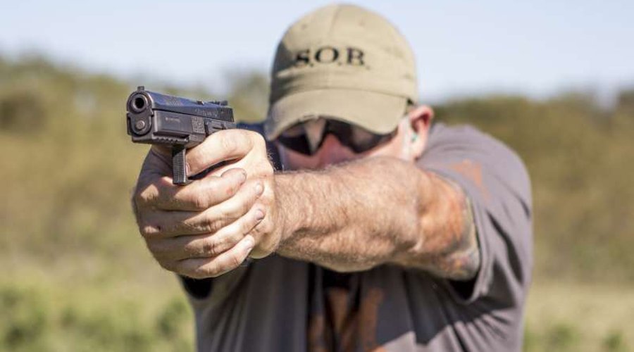 Il tiratore ed ex-militare statunitense John "Shrek" McPhee testa la pistola semi-automatica CZ P-09