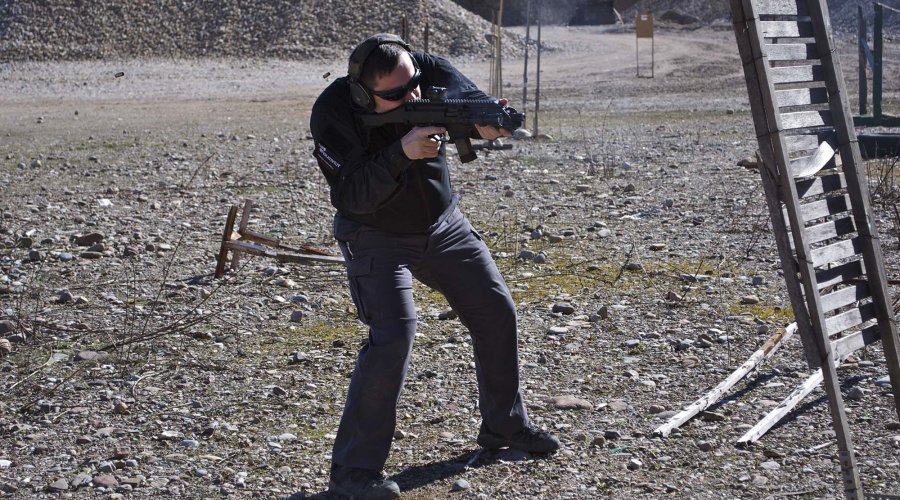 CZ Scorpion EVO 3 durante tiro da copertura alta
