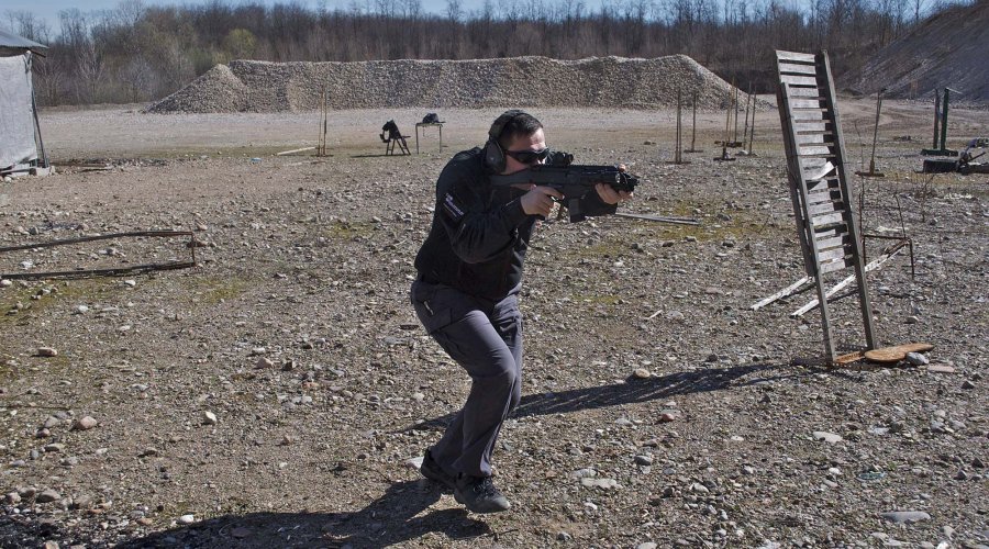 CZ Scorpion EVO 3 durante il tiro in movimento