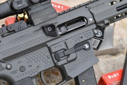 Leva sgancio caricatore sul lato destro del DR-15 Custom MK-9