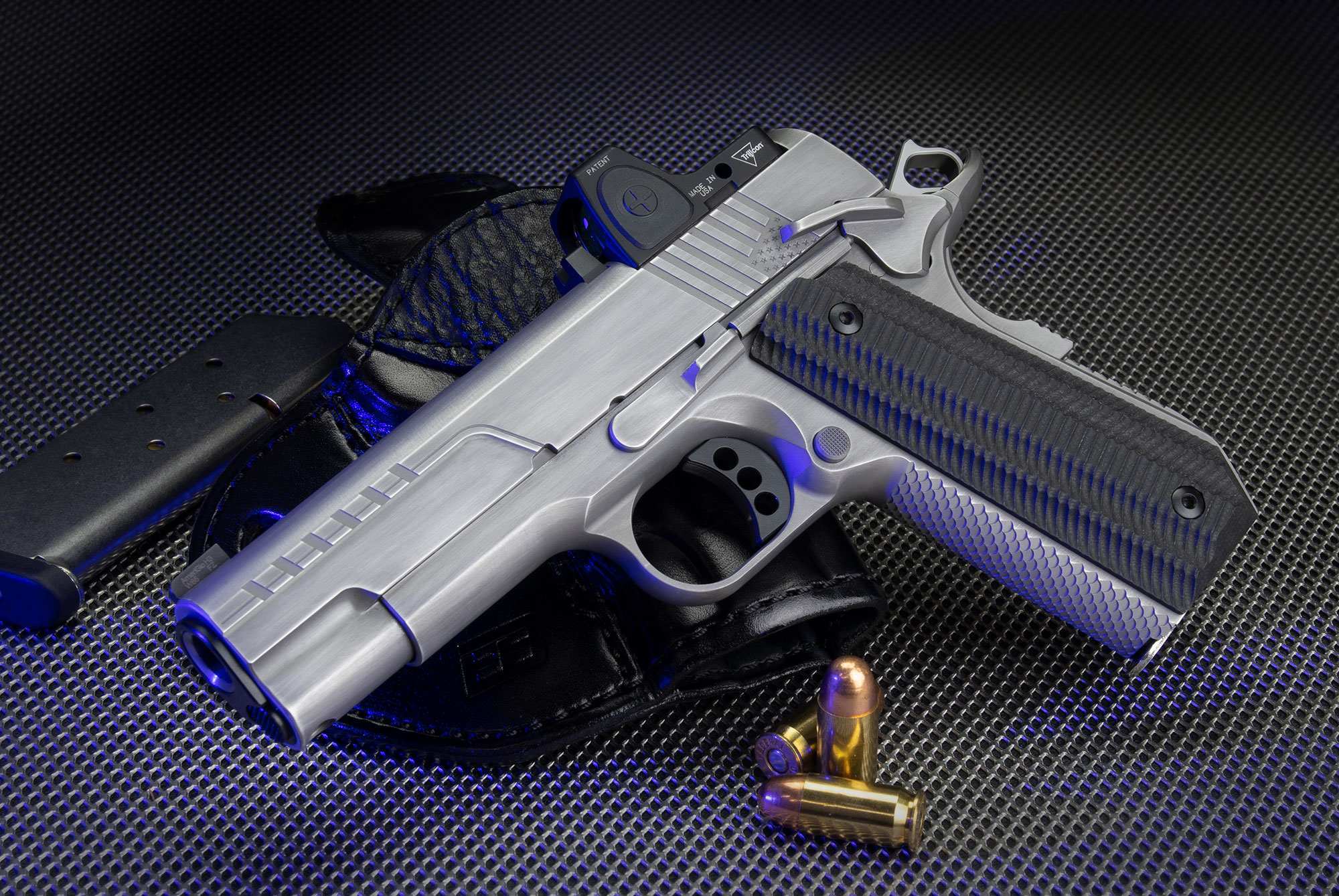 pistole: Ed Brown FX2, una Commander con un tocco contemporaneo (e punto rosso Trijicon di serie)