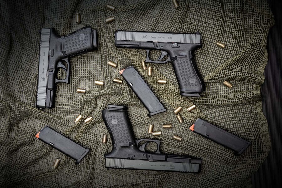GLOCK presenta la nuova pistola ibrida G45 GLOCK e i modelli G17 e G19 MOS di quinta generazione Le pistole GLOCK G17, G19 e G34 Gen5 MOS con i rispettivi caricatori in calibro 9 millimetri.