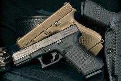GLOCK presenta la nuova pistola ibrida G45 GLOCK e i modelli G17 e G19 MOS di quinta generazione Le due pistole ibride GLOCK G45 e G19X in confronto diretto.