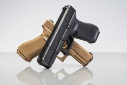 GLOCK presenta la nuova pistola ibrida G45 GLOCK e i modelli G17 e G19 MOS di quinta generazione Nuova pistola GLOCK 45 ha la finitura nera, la G19X di colore Coyote Tan.