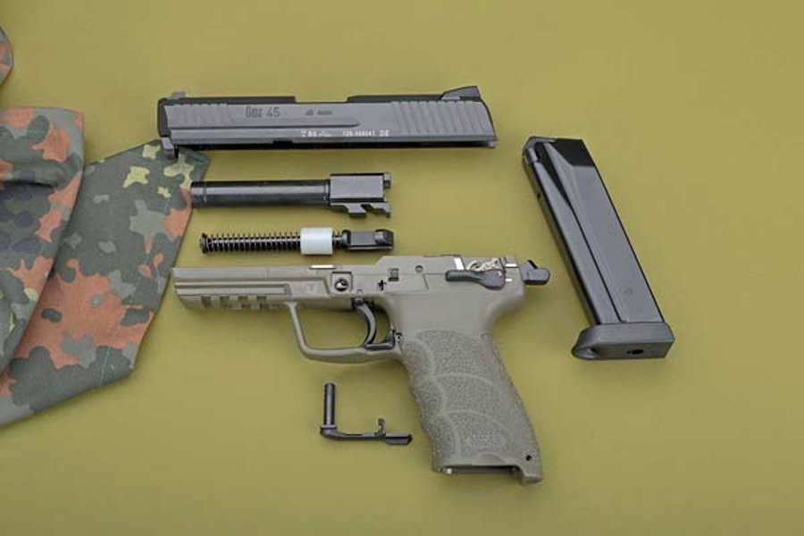 Test: Heckler & Koch HK45 La HK45 smontata nei suoi componenti