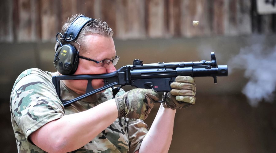 Tiratore con pistola semi-automatica Heckler & Koch SP5K all'imbracciata