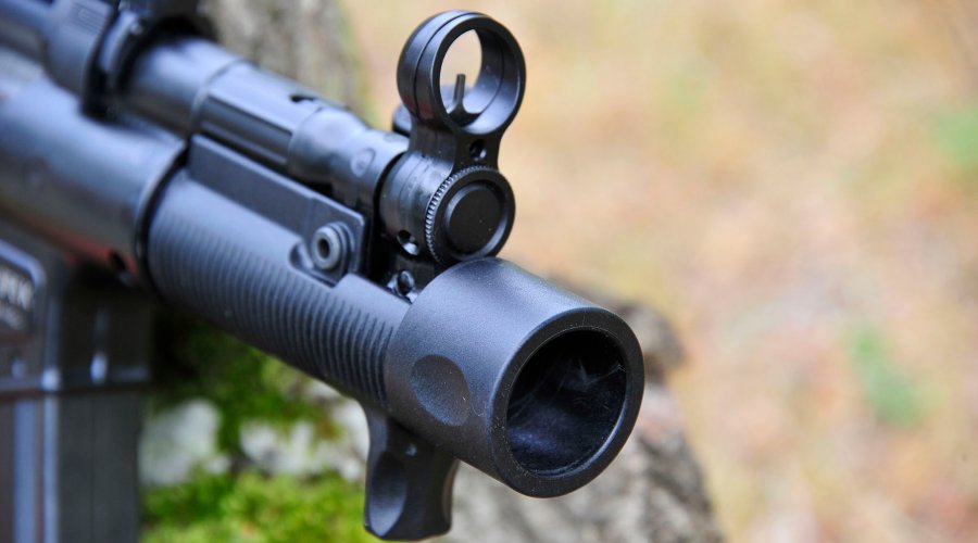 Mirino protetto da anello metallico della pistola semi-automatica Heckler & Koch SP5K