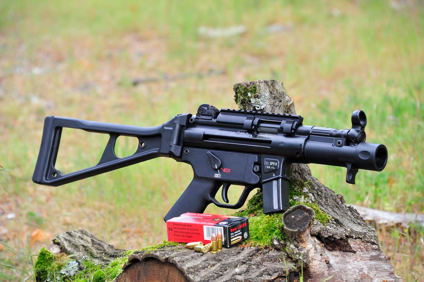 Vista laterale della pistola semi-automatica Heckler & Koch SP5K a calcio aperto