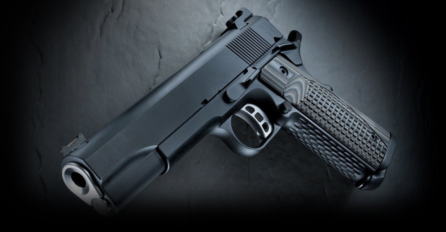 Una pistola di Heinie in calibro 9x21 su sfondo nero