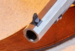 Test: Pedersoli Remington Pattern Custom, un revolver ad avancarica in calibro .44 riveduto e corretto Mirino brunito del revolver Pedersoli Remington Pattern Custom