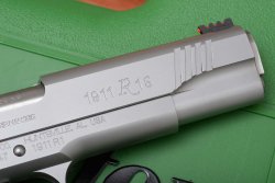 Remington 1911-R1 Enhanced SS Scritte modello sulla pistola Remington 1911-R1 Enhanced SS