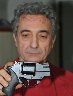 Ingegnere Antonio Cudazzo Ingegner Cudazzo con la prima versione del revolver Rhino