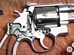 Elementi interni cromati del revolver Smith & Wesson Highway Patrolman 