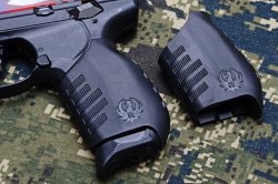 Ruger SR22 Flag, una semiautomatica “vecchio stile” in calibro .22 Long Rifle Impugnatura della pistola Ruger SR22 Flag