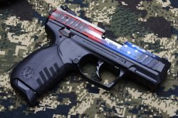 Ruger SR22 Flag, una semiautomatica “vecchio stile” in calibro .22 Long Rifle Lato destro della pistola Ruger SR22 Flag