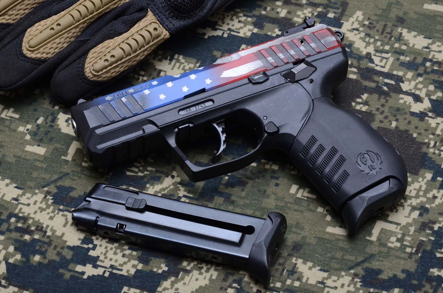 Ruger SR22 Flag, una semiautomatica “vecchio stile” in calibro .22 Long Rifle Ruger SR22 Flag