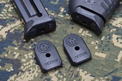 Ruger SR22 Flag, una semiautomatica “vecchio stile” in calibro .22 Long Rifle Ruger SR22 Flag, con caricatori monofilari da dieci colpi