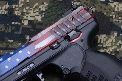 Ruger SR22 Flag, una semiautomatica “vecchio stile” in calibro .22 Long Rifle Lato sinistro della Ruger SR22 Flag